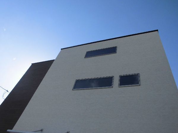 ロフトと階段の窓.jpg